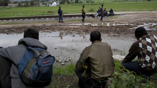 Detenciones en la frontera entre México y Estados Unidos caen un 28%