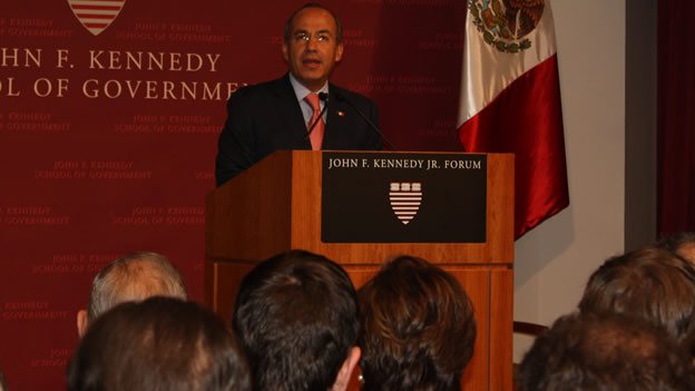 Calderón defiende su estrategia de Juárez en publicación de Harvard