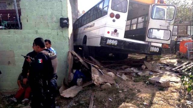 Nueve lesionados al chocar rutera contra vivienda, en Ciudad Juárez