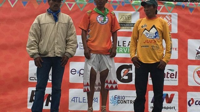 Tarahumara corre maratón para pagar los estudios de su esposa