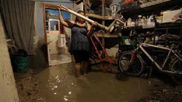 Por lluvias, un arroyo desbordado inundó viviendas en Juárez