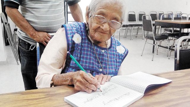 Aprende el abecedario ¡A sus 101 años!