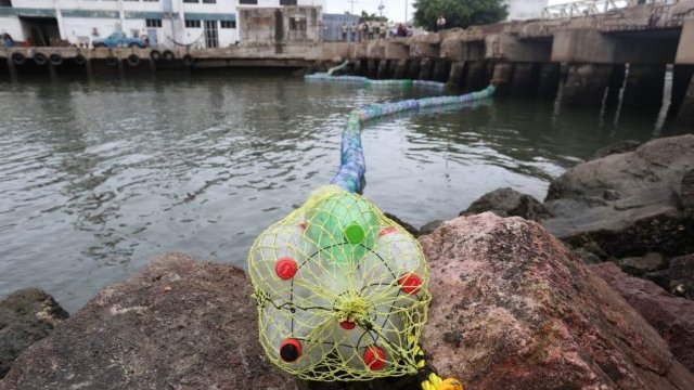 En Mazatlán, con biobarda buscan impedir que la basura llegue al océano
