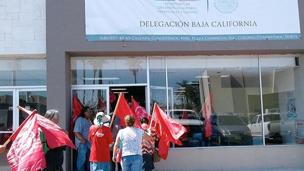 Se manifiestan mexicalenses en la SEDATU por retención de apoyos