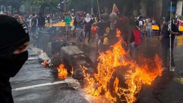 Periodista de The Guardian que estuvo en Venezuela: ahí hay “una revuelta de los ricos”