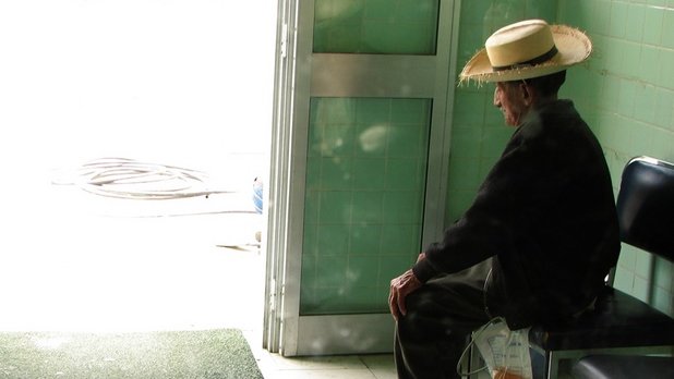 Encuesta revela que la mayoría de mexicanos ve a los ancianos como una carga