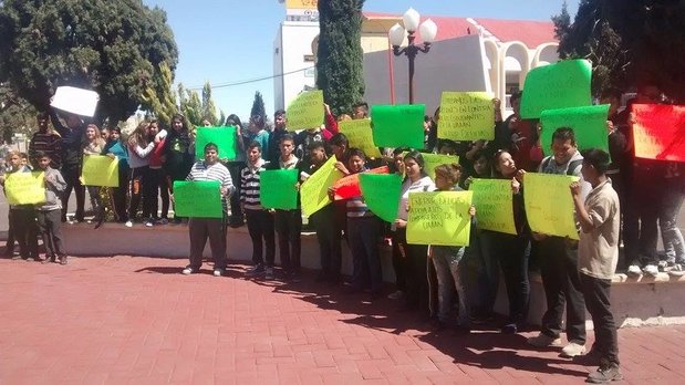 Apoyan estudiantes locales a expulsados de la Narro de Torreón