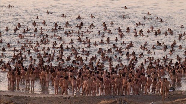 Convierte Tunick el Mar Muerto en mar desnudo