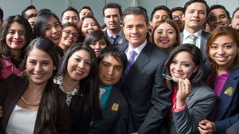 Peña Nieto anuncia programa de créditos para jóvenes