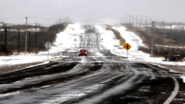 Cierran tramos carreteros por nevadas