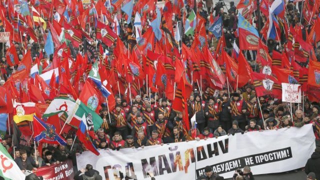 Más de 30 mil personas marchan en Moscú
