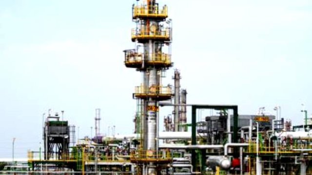 Pemex frena refinerías y recorta la producción