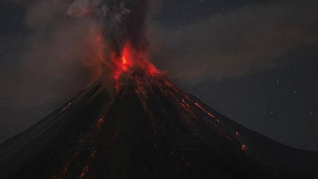 Hay dos volcanes en plena incandescencia en México