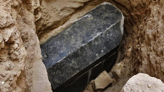 Revelan nuevos secretos del misterioso sarcófago negro de Alejandría