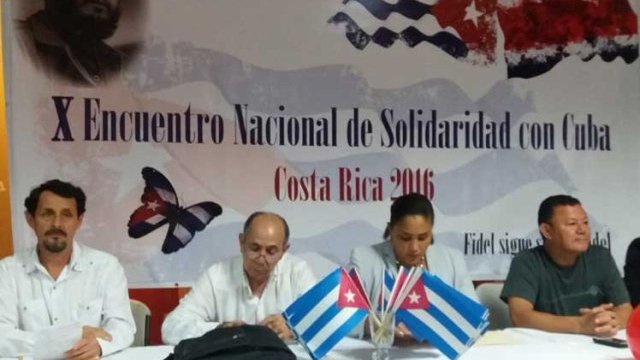 Costarricenses rinden homenaje a Fidel Castro