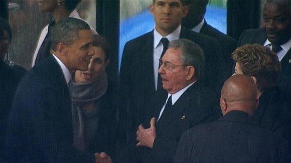 Furor en las redes sociales por breve apretón de manos entre Obama y Raúl