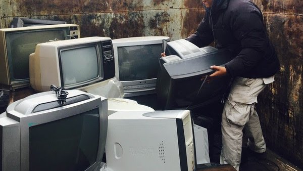 En el Palomar, contenedor para basura electrónica