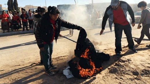 Protestan obreros despedidos con quema de batas en Juárez