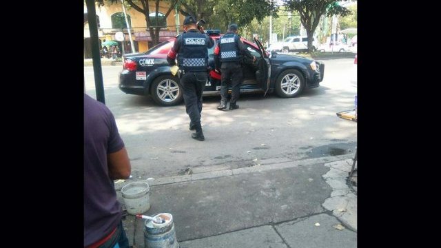 Se llevan policías a estudiantes por repartir un volante en la Ciudad de México