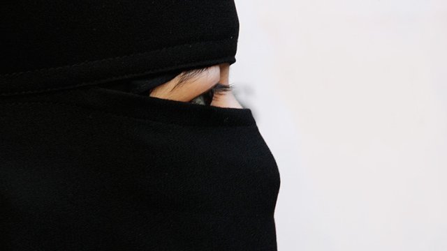 Una mujer del Estado Islámico explica los castigos por inclumplir el código de vestimenta