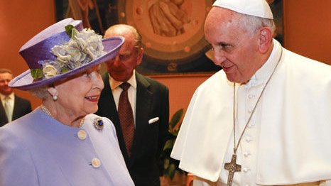 Isabel II llegó 23 minutos tarde a la cita con el Papa