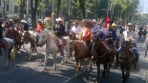 Marchan y cabalgan en Reforma y el Eje Central