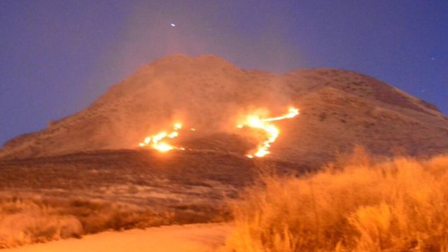 Incendian maleza en la ladera Norte del Cerro Grande