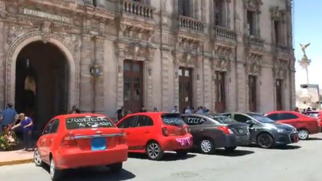 Se manifiestan choferes de Uber ante el Palacio de Gobierno