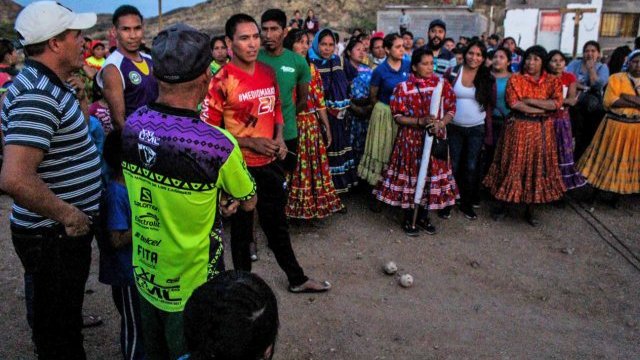 Disfrutan más de 400 rarámuris Primera Carrera de Bola entre Alta y Baja Tarahumara