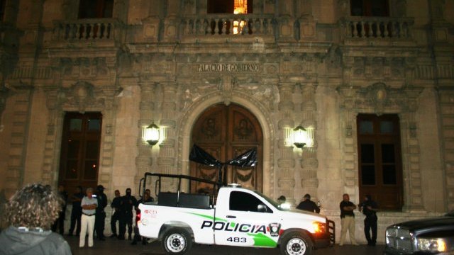 Policías vestidos de civil golpearon a barzonistas en el Palacio