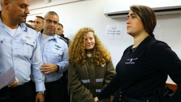 Primer día de juicio contra la activista palestina adolescente Ahed Tamimi