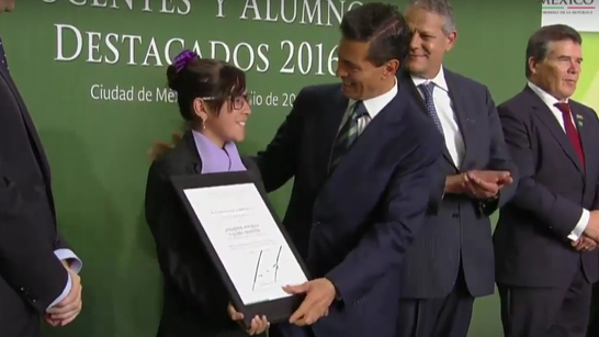 Premia Peña Nieto a estudiante chihuahuense destacada