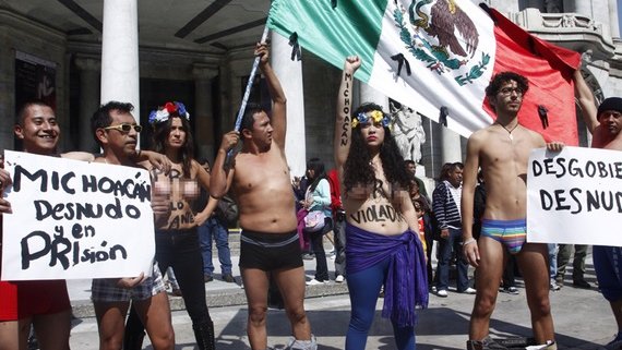 Protestan en “topless” frente a Bellas Artes por violencia en Michoacán