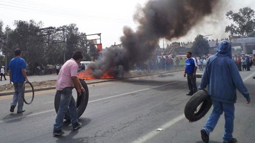 Seguidores de ex edil perredista vandalizan carretera en Texcoco