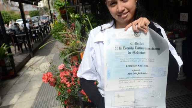 Se crió huérfana y viajó a Cuba para cumplir su sueño de ser médica