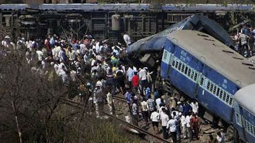Descarrilamiento de tren en India deja 17 muertos y 120 heridos  