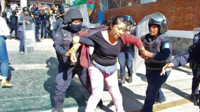 Granaderos desalojan con violencia a enfermeros en Chilpancingo