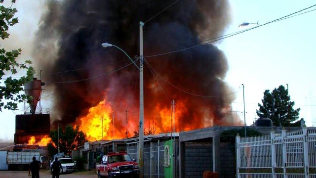 Evacuan a 200 vecinos, por incendio de maderería