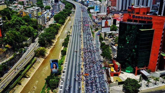 Vea en foto aérea la verdadera y ralita marcha opositora en la Av. Francisco Guajardo de Caracas