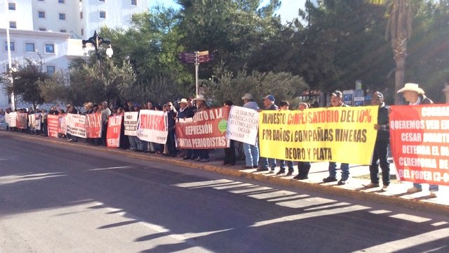 Se manifiestan adultos mayores frente al Palacio de Gobierno