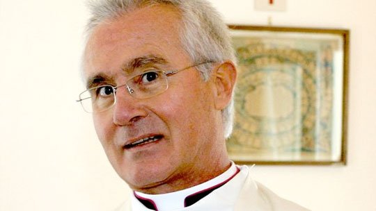 Arrestan a clérigo del Vaticano por corrupción