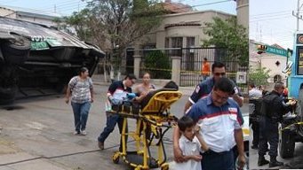 Urbano volcado deja 15 heridos y un carro aplastado