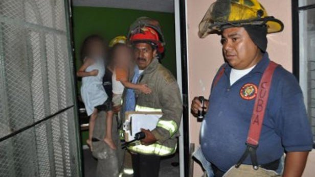 Rescatan en Juárez a tres niños encerrados en vivienda