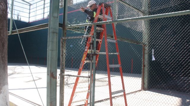 Dan mantenimiento al frontón de la Ciudad Deportiva