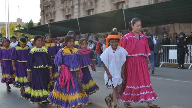 Folklore y tradiciones del pueblo, en el Desfile de la Revolución