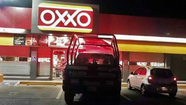 Asaltan a mano armada tienda Oxxo de la carretera a Cuauhtémoc