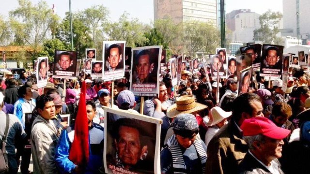 Manifestación en la PGR, exigen alto al crimen y la represión en el Estado de México 