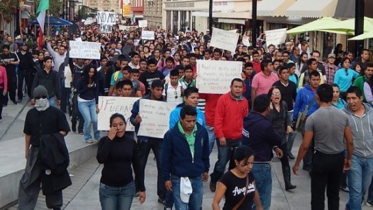 Denuncian estudiantes que gobierno les infiltra provocadores en marchas