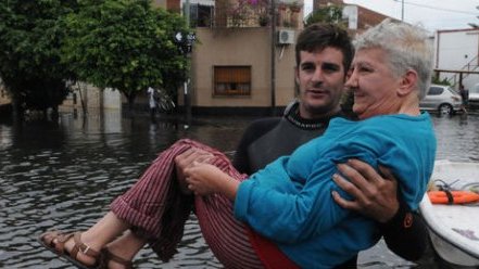 Confirman 49 fallecidos y mil evacuados en La Plata
