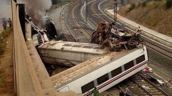 El maquinista del tren Alvia habría provocado el accidente por un despiste